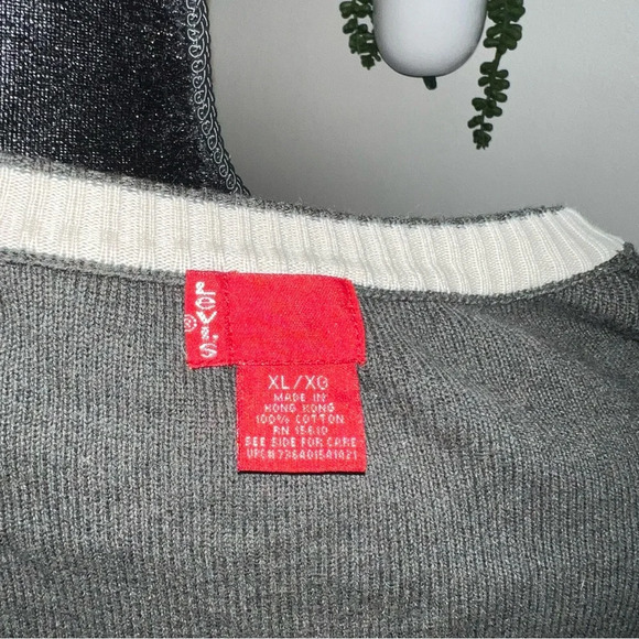Gray Levi’s sweater - Picture 6 of 6